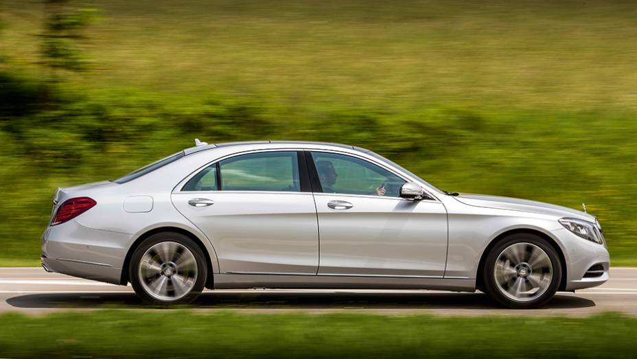 S&atilde;o 5,25 m na vers&atilde;o longa, ou 74 cm mais que num Chevrolet Cruze | <a href="https://beta-develop.quatrorodas.abril.com.br/carros/impressoes/mercedes-benz-s-500-754978.shtml" rel="migration">Leia mais</a>