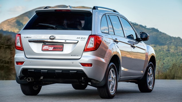 Mais pr&aacute;tica, a tampa traseira abre para cima, mas &eacute; pesada | <a href="https://beta-develop.quatrorodas.abril.com.br/carros/comparativos/lifan-x60-x-chery-tiggo-756386.shtml" rel="migration">Leia mais</a>
