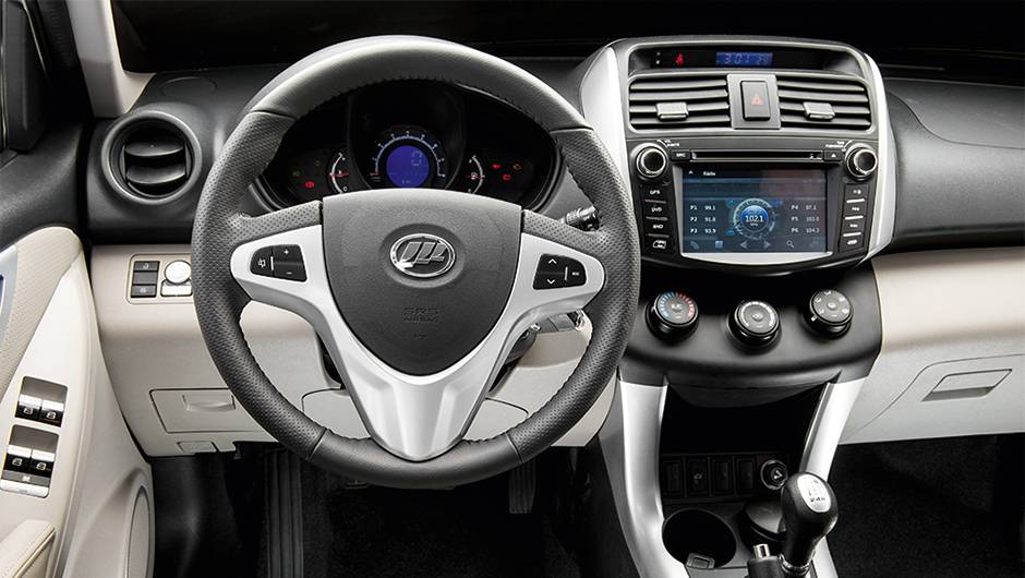 Tela touch screen exibe GPS, DVD e imagem da câmera de ré | <a href="https://beta-develop.quatrorodas.abril.com.br/carros/comparativos/lifan-x60-x-chery-tiggo-756386.shtml" rel="migration">Leia mais</a> Tela touch screen exibe GPS, DVD e imagem da câmera de ré | <a href="https://beta-develop.quatrorodas.abril.com.br/carros/comparativos/lifan-x60-x-chery-tiggo-756386.shtml" rel="migration">Leia mais</a>