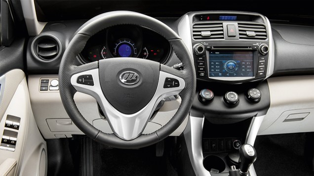 Tela touch screen exibe GPS, DVD e imagem da câmera de ré | <a href="https://beta-develop.quatrorodas.abril.com.br/carros/comparativos/lifan-x60-x-chery-tiggo-756386.shtml" rel="migration">Leia mais</a> Tela touch screen exibe GPS, DVD e imagem da câmera de ré | <a href="https://beta-develop.quatrorodas.abril.com.br/carros/comparativos/lifan-x60-x-chery-tiggo-756386.shtml" rel="migration">Leia mais</a>