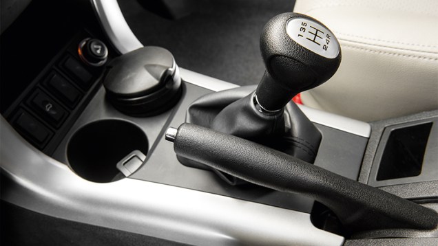 Proximidade das alavancas de freio e câmbio atrapalha | <a href="https://beta-develop.quatrorodas.abril.com.br/carros/comparativos/lifan-x60-x-chery-tiggo-756386.shtml" rel="migration">Leia mais</a> Proximidade das alavancas de freio e câmbio atrapalha | <a href="https://beta-develop.quatrorodas.abril.com.br/carros/comparativos/lifan-x60-x-chery-tiggo-756386.shtml" rel="migration">Leia mais</a>