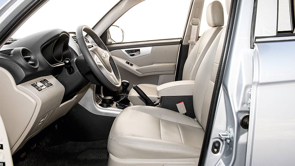 Parte inferior do painel esbarra nas pernas do motorista | <a href="https://beta-develop.quatrorodas.abril.com.br/carros/comparativos/lifan-x60-x-chery-tiggo-756386.shtml" rel="migration">Leia mais</a> Parte inferior do painel esbarra nas pernas do motorista | <a href="https://beta-develop.quatrorodas.abril.com.br/carros/comparativos/lifan-x60-x-chery-tiggo-756386.shtml" rel="migration">Leia mais</a>