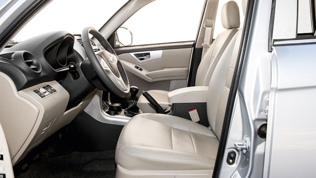 Parte inferior do painel esbarra nas pernas do motorista | <a href="https://beta-develop.quatrorodas.abril.com.br/carros/comparativos/lifan-x60-x-chery-tiggo-756386.shtml" rel="migration">Leia mais</a> Parte inferior do painel esbarra nas pernas do motorista | <a href="https://beta-develop.quatrorodas.abril.com.br/carros/comparativos/lifan-x60-x-chery-tiggo-756386.shtml" rel="migration">Leia mais</a>