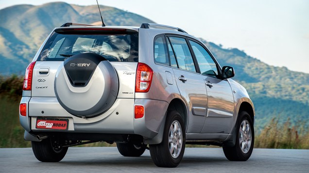 Capa de estepe é de série. Tampa traseira abre-se para a direita | <a href="https://beta-develop.quatrorodas.abril.com.br/carros/comparativos/lifan-x60-x-chery-tiggo-756386.shtml" rel="migration">Leia mais</a> Capa de estepe é de série. Tampa traseira abre-se para a direita | <a href="https://beta-develop.quatrorodas.abril.com.br/carros/comparativos/lifan-x60-x-chery-tiggo-756386.shtml" rel="migration">Leia mais</a>