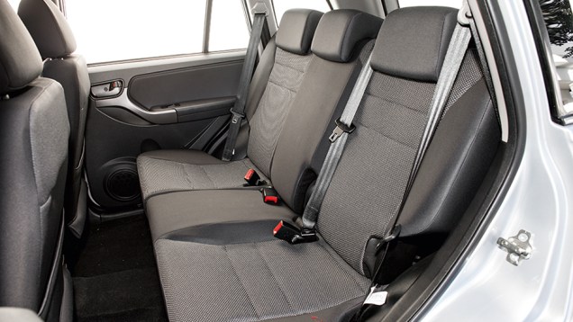 Tiggo tem cintos de três pontos e encosto de cabeça central | <a href="https://beta-develop.quatrorodas.abril.com.br/carros/comparativos/lifan-x60-x-chery-tiggo-756386.shtml" rel="migration">Leia mais</a> Tiggo tem cintos de três pontos e encosto de cabeça central | <a href="https://beta-develop.quatrorodas.abril.com.br/carros/comparativos/lifan-x60-x-chery-tiggo-756386.shtml" rel="migration">Leia mais</a>