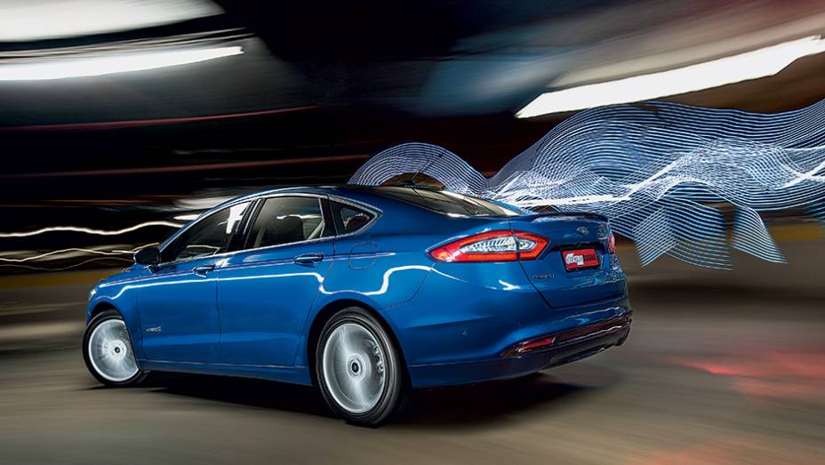 O aerof&oacute;lio traseiro d&aacute; ar esportivo ao modelo | <a href="https://beta-develop.quatrorodas.abril.com.br/carros/testes/ford-fusion-hybrid-757087.shtml" rel="migration">Leia mais</a>