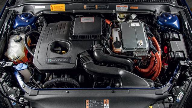 Gasolina (esq.) e elétrico (dir.) somam 190 cv de potência | <a href="https://beta-develop.quatrorodas.abril.com.br/carros/testes/ford-fusion-hybrid-757087.shtml" rel="migration">Leia mais</a> Gasolina (esq.) e elétrico (dir.) somam 190 cv de potência | <a href="https://beta-develop.quatrorodas.abril.com.br/carros/testes/ford-fusion-hybrid-757087.shtml" rel="migration">Leia mais</a>