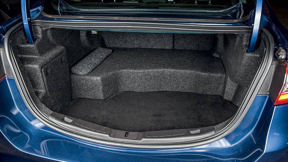 O porta-malas perdeu 122 litros do espaço para a bateria | <a href="https://beta-develop.quatrorodas.abril.com.br/carros/testes/ford-fusion-hybrid-757087.shtml" rel="migration">Leia mais</a> O porta-malas perdeu 122 litros do espaço para a bateria | <a href="https://beta-develop.quatrorodas.abril.com.br/carros/testes/ford-fusion-hybrid-757087.shtml" rel="migration">Leia mais</a>