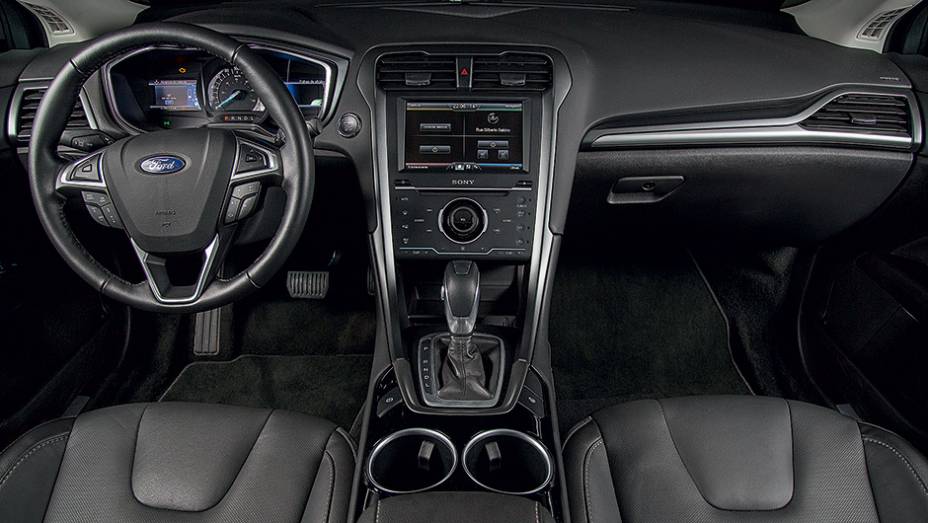 O volante é multifuncional | <a href="https://beta-develop.quatrorodas.abril.com.br/carros/testes/ford-fusion-hybrid-757087.shtml" rel="migration">Leia mais</a> O volante é multifuncional | <a href="https://beta-develop.quatrorodas.abril.com.br/carros/testes/ford-fusion-hybrid-757087.shtml" rel="migration">Leia mais</a>