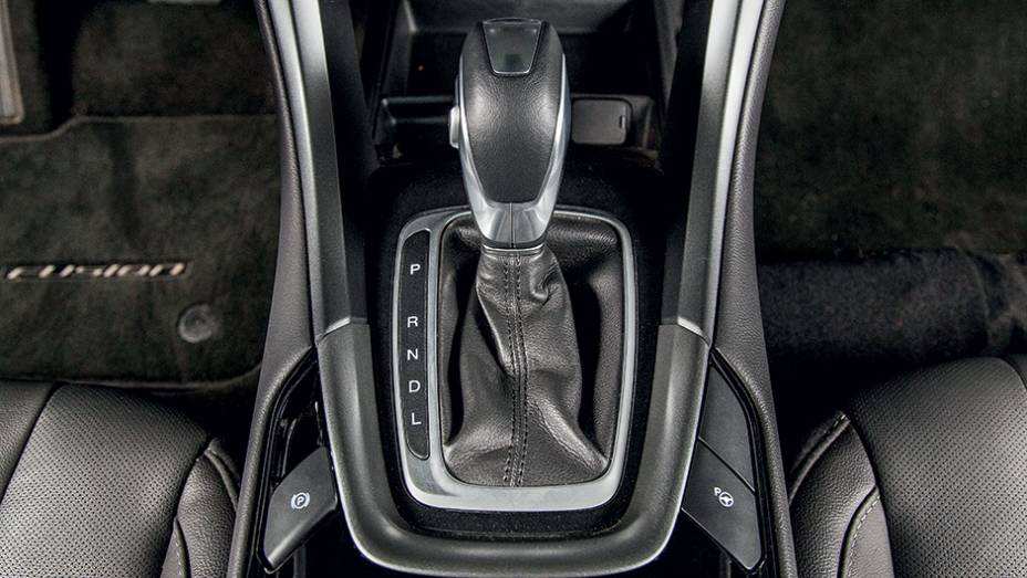 C&acirc;mbio conta com efeito de freio-motor eletr&ocirc;nico, para limitar a velocidade nas descidas | <a href="https://beta-develop.quatrorodas.abril.com.br/carros/testes/ford-fusion-hybrid-757087.shtml" rel="migration">Leia mais</a>