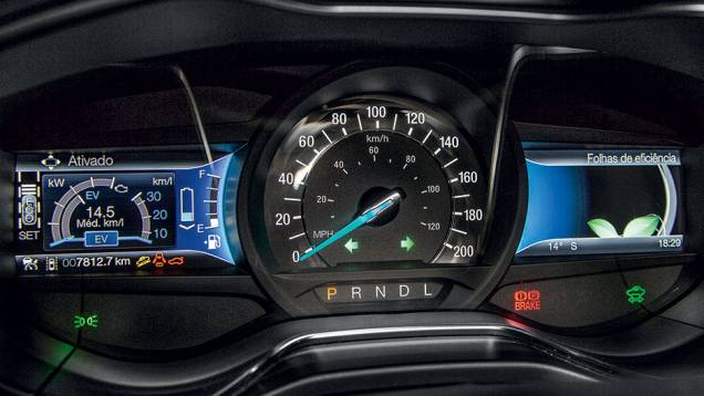 Motorista configura informações que vão nos visores laterais | <a href="https://beta-develop.quatrorodas.abril.com.br/carros/testes/ford-fusion-hybrid-757087.shtml" rel="migration">Leia mais</a> Motorista configura informações que vão nos visores laterais | <a href="https://beta-develop.quatrorodas.abril.com.br/carros/testes/ford-fusion-hybrid-757087.shtml" rel="migration">Leia mais</a>