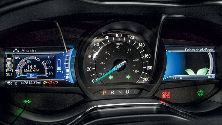 Motorista configura informa&ccedil;&otilde;es que v&atilde;o nos visores laterais | <a href="https://beta-develop.quatrorodas.abril.com.br/carros/testes/ford-fusion-hybrid-757087.shtml" rel="migration">Leia mais</a>