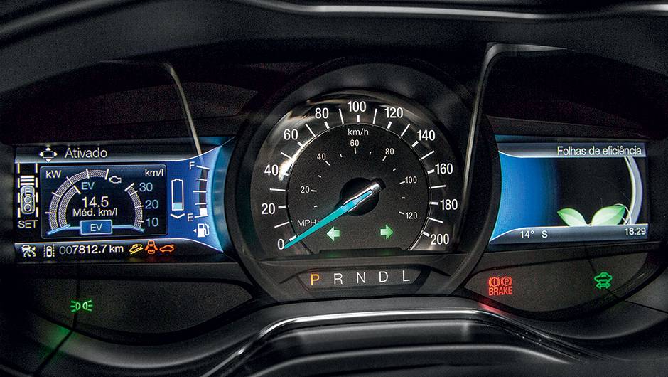 Motorista configura informa&ccedil;&otilde;es que v&atilde;o nos visores laterais | <a href="https://beta-develop.quatrorodas.abril.com.br/carros/testes/ford-fusion-hybrid-757087.shtml" rel="migration">Leia mais</a>