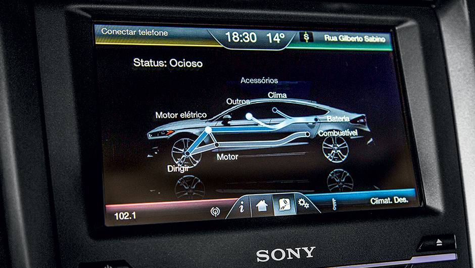 Na tela maior, o sistema de gest&atilde;o de energia | <a href="https://beta-develop.quatrorodas.abril.com.br/carros/testes/ford-fusion-hybrid-757087.shtml" rel="migration">Leia mais</a>