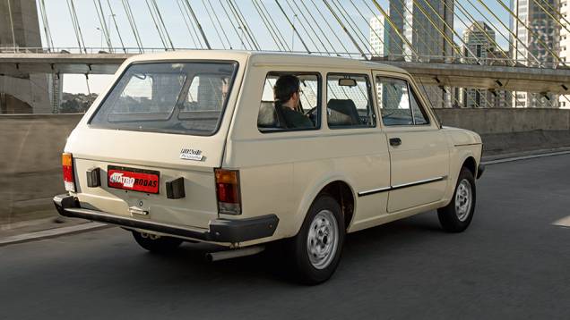 Ela levava impressionantes 669 litros de bagagem | <a href="https://beta-develop.quatrorodas.abril.com.br/carros/classicos-brasileiros/fiat-panorama-756366.shtml" rel="migration">Leia mais</a> Ela levava impressionantes 669 litros de bagagem | <a href="https://beta-develop.quatrorodas.abril.com.br/carros/classicos-brasileiros/fiat-panorama-756366.shtml" rel="migration">Leia mais</a>
