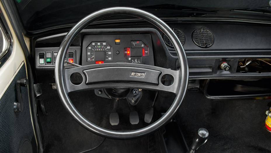 Interior funcional, mas sem preocupação com a estética | <a href="https://beta-develop.quatrorodas.abril.com.br/carros/classicos-brasileiros/fiat-panorama-756366.shtml" rel="migration">Leia mais</a>