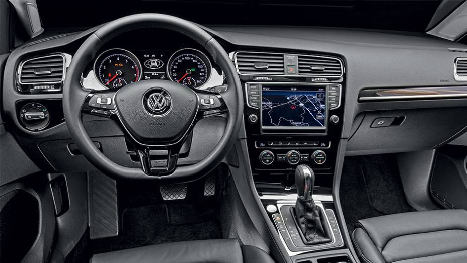 Qualidade geral da cabine aproxima o Golf os VW de luxo | <a href="https://beta-develop.quatrorodas.abril.com.br/carros/testes/volkswagen-golf-highline-1-4-tsi-755814.shtml" rel="migration">Leia mais</a>