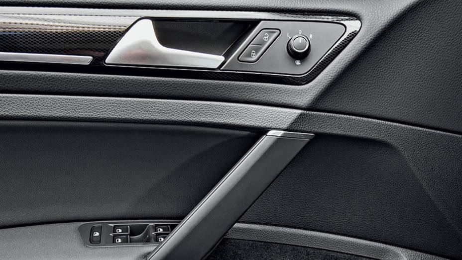 Tradição no Golf, teclas das travas e retrovisores junto à porta do motorista | <a href="https://beta-develop.quatrorodas.abril.com.br/carros/testes/volkswagen-golf-highline-1-4-tsi-755814.shtml" rel="migration">Leia mais</a>