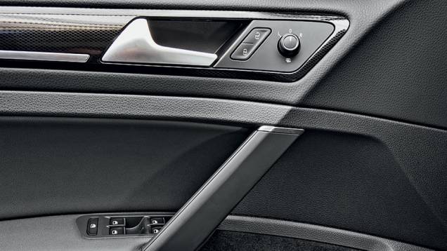 Tradição no Golf, teclas das travas e retrovisores junto à porta do motorista | <a href="https://beta-develop.quatrorodas.abril.com.br/carros/testes/volkswagen-golf-highline-1-4-tsi-755814.shtml" rel="migration">Leia mais</a> Tradição no Golf, teclas das travas e retrovisores junto à porta do motorista | <a href="https://beta-develop.quatrorodas.abril.com.br/carros/testes/volkswagen-golf-highline-1-4-tsi-755814.shtml" rel="migration">Leia mais</a>