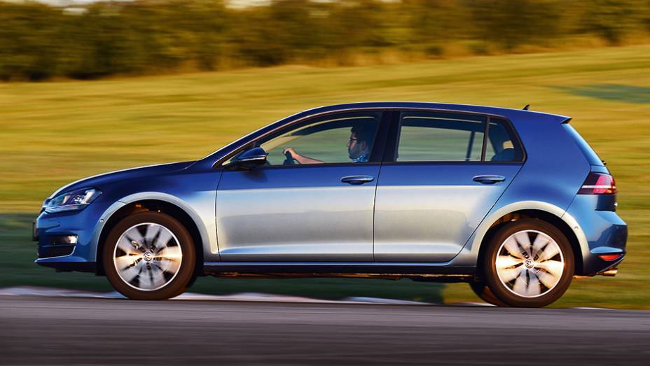 Com entre-eixos 11 cm maior que o anterior, o Golf VII ganhou em espaço interno | <a href="https://beta-develop.quatrorodas.abril.com.br/carros/testes/volkswagen-golf-highline-1-4-tsi-755814.shtml" rel="migration">Leia mais</a> Com entre-eixos 11 cm maior que o anterior, o Golf VII ganhou em espaço interno | <a href="https://beta-develop.quatrorodas.abril.com.br/carros/testes/volkswagen-golf-highline-1-4-tsi-755814.shtml" rel="migration">Leia mais</a>