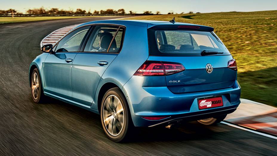 Aerof&oacute;lio em cima, extrator embaixo: forma e fun&ccedil;&atilde;o | <a href="https://beta-develop.quatrorodas.abril.com.br/carros/testes/volkswagen-golf-highline-1-4-tsi-755814.shtml" rel="migration">Leia mais</a>