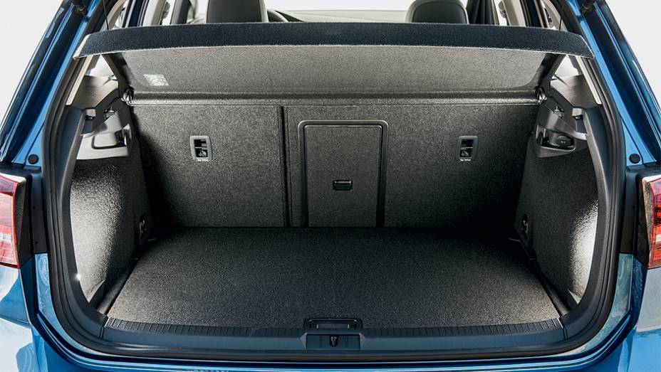 Atrás, novo Golf é menor que o atual: 313 ante 330 litros | <a href="https://beta-develop.quatrorodas.abril.com.br/carros/testes/volkswagen-golf-highline-1-4-tsi-755814.shtml" rel="migration">Leia mais</a>