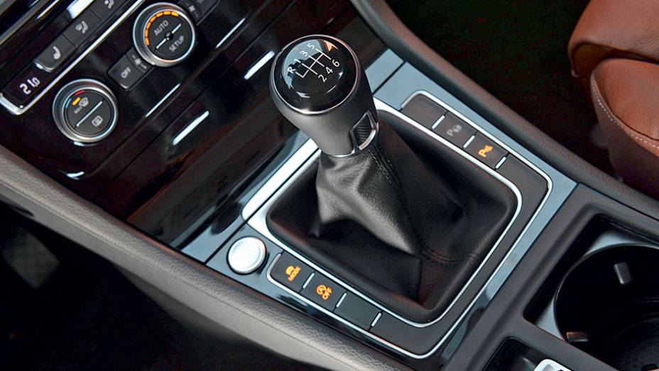 Câmbio manual de seis marchas de série na versão básica | <a href="https://beta-develop.quatrorodas.abril.com.br/carros/testes/volkswagen-golf-highline-1-4-tsi-755814.shtml" rel="migration">Leia mais</a> Câmbio manual de seis marchas de série na versão básica | <a href="https://beta-develop.quatrorodas.abril.com.br/carros/testes/volkswagen-golf-highline-1-4-tsi-755814.shtml" rel="migration">Leia mais</a>