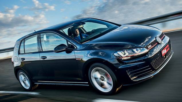 Capô longo confere um ar de maior robustez ao novo Golf | <a href="https://beta-develop.quatrorodas.abril.com.br/carros/testes/volkswagen-golf-highline-1-4-tsi-755814.shtml" rel="migration">Leia mais</a> Capô longo confere um ar de maior robustez ao novo Golf | <a href="https://beta-develop.quatrorodas.abril.com.br/carros/testes/volkswagen-golf-highline-1-4-tsi-755814.shtml" rel="migration">Leia mais</a>