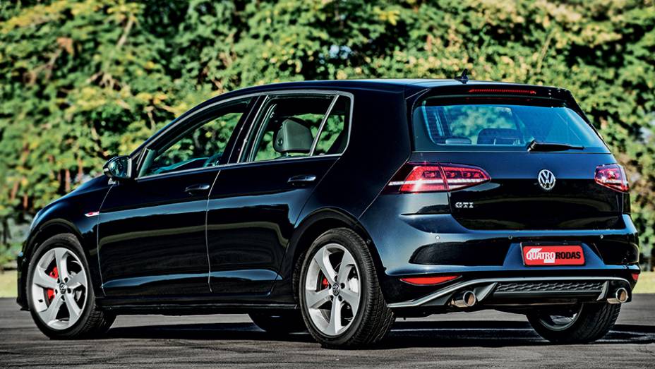 Extrator de ar do GTI abriga duas saídas de escape independentes e funcionais | <a href="https://beta-develop.quatrorodas.abril.com.br/carros/testes/volkswagen-golf-highline-1-4-tsi-755814.shtml" rel="migration">Leia mais</a>