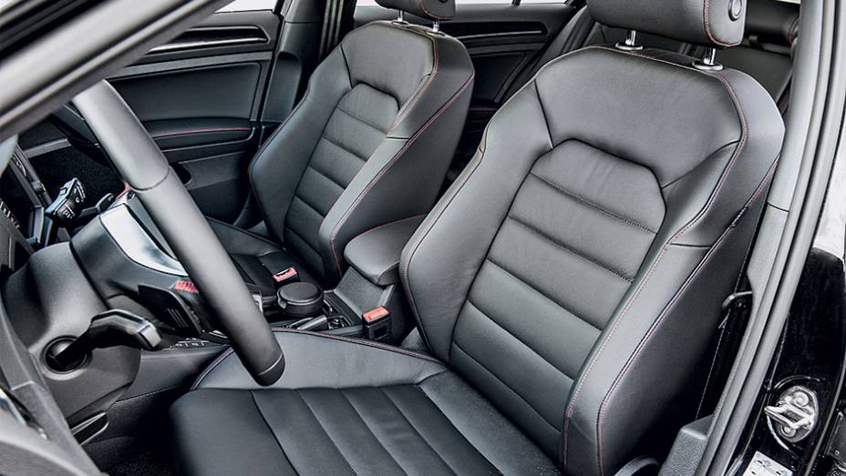 ... bancos e volante têm costuras vermelhas | <a href="https://beta-develop.quatrorodas.abril.com.br/carros/testes/volkswagen-golf-highline-1-4-tsi-755814.shtml" rel="migration">Leia mais</a> ... bancos e volante têm costuras vermelhas | <a href="https://beta-develop.quatrorodas.abril.com.br/carros/testes/volkswagen-golf-highline-1-4-tsi-755814.shtml" rel="migration">Leia mais</a>