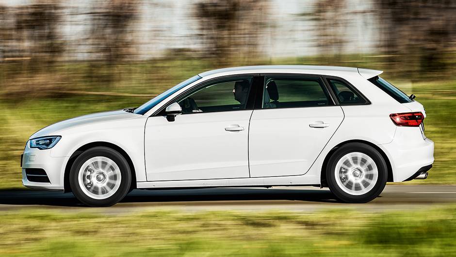 Traseira do A3 tem vidro da tampa traseira inclinado | <a href="https://beta-develop.quatrorodas.abril.com.br/carros/comparativos/audi-a3-x-vw-golf-757579.shtml" rel="migration">Leia mais</a> Traseira do A3 tem vidro da tampa traseira inclinado | <a href="https://beta-develop.quatrorodas.abril.com.br/carros/comparativos/audi-a3-x-vw-golf-757579.shtml" rel="migration">Leia mais</a>