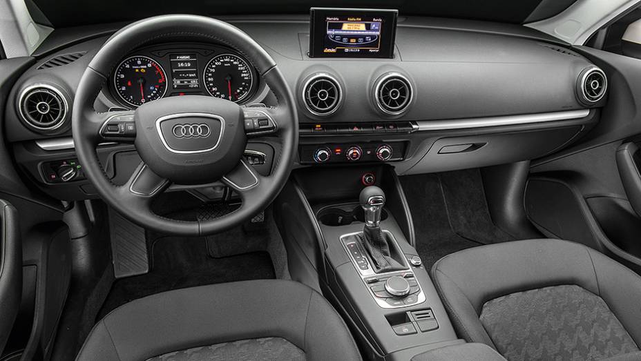 Tela retr&aacute;til e seletor girat&oacute;rio de fun&ccedil;&otilde;es no console | <a href="https://beta-develop.quatrorodas.abril.com.br/carros/comparativos/audi-a3-x-vw-golf-757579.shtml" rel="migration">Leia mais</a>