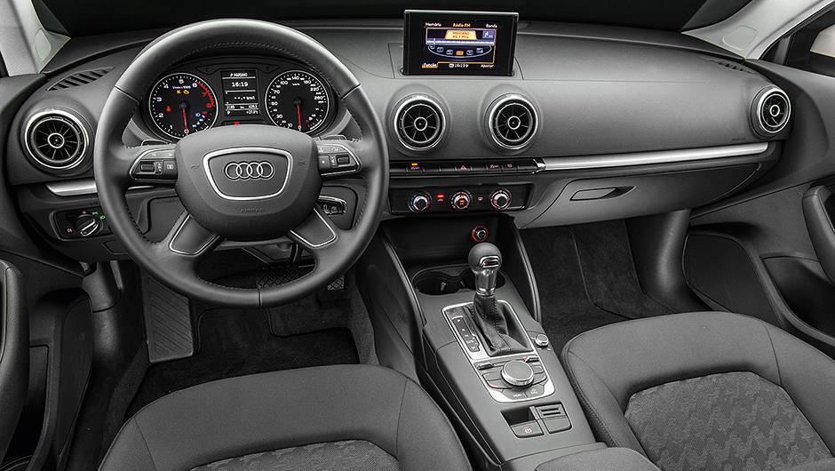Tela retrátil e seletor giratório de funções no console | <a href="https://beta-develop.quatrorodas.abril.com.br/carros/comparativos/audi-a3-x-vw-golf-757579.shtml" rel="migration">Leia mais</a> Tela retrátil e seletor giratório de funções no console | <a href="https://beta-develop.quatrorodas.abril.com.br/carros/comparativos/audi-a3-x-vw-golf-757579.shtml" rel="migration">Leia mais</a>