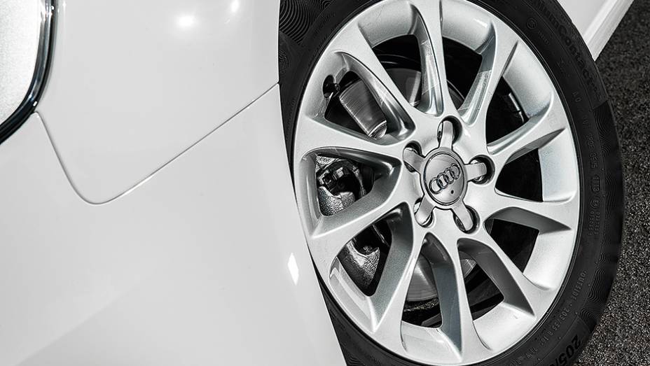 Rodas aro 16 com pneus de perfil alto d&atilde;o conforto ao A3 | <a href="https://beta-develop.quatrorodas.abril.com.br/carros/comparativos/audi-a3-x-vw-golf-757579.shtml" rel="migration">Leia mais</a>