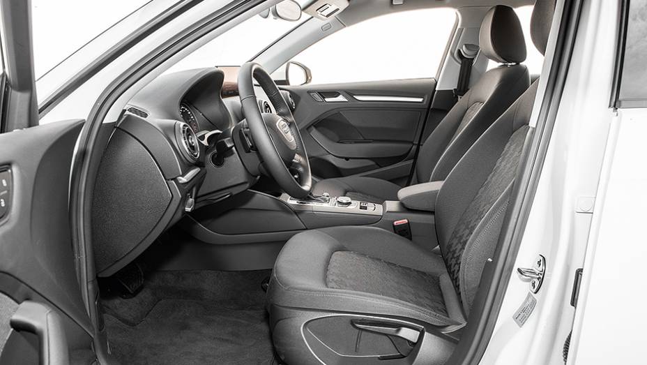 Banco do piloto s&oacute; ajusta manualmente | <a href="https://beta-develop.quatrorodas.abril.com.br/carros/comparativos/audi-a3-x-vw-golf-757579.shtml" rel="migration">Leia mais</a>