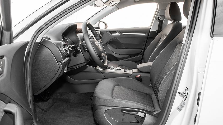 Banco do piloto só ajusta manualmente | <a href="https://beta-develop.quatrorodas.abril.com.br/carros/comparativos/audi-a3-x-vw-golf-757579.shtml" rel="migration">Leia mais</a> Banco do piloto só ajusta manualmente | <a href="https://beta-develop.quatrorodas.abril.com.br/carros/comparativos/audi-a3-x-vw-golf-757579.shtml" rel="migration">Leia mais</a>