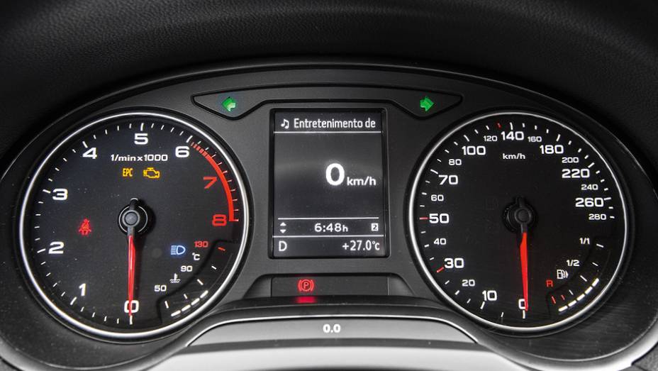 Painel tem layout clássico | <a href="https://beta-develop.quatrorodas.abril.com.br/carros/comparativos/audi-a3-x-vw-golf-757579.shtml" rel="migration">Leia mais</a>