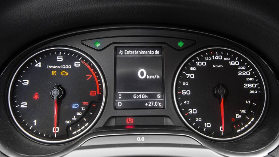 Painel tem layout cl&aacute;ssico | <a href="https://beta-develop.quatrorodas.abril.com.br/carros/comparativos/audi-a3-x-vw-golf-757579.shtml" rel="migration">Leia mais</a>