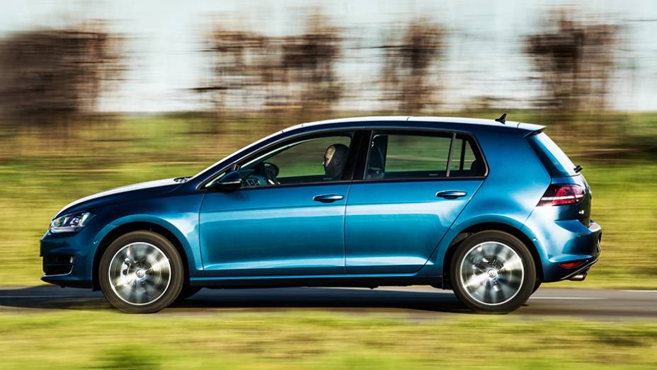 De lado, os para-lamas do VW se destacam ainda mais | <a href="https://beta-develop.quatrorodas.abril.com.br/carros/comparativos/audi-a3-x-vw-golf-757579.shtml" rel="migration">Leia mais</a>