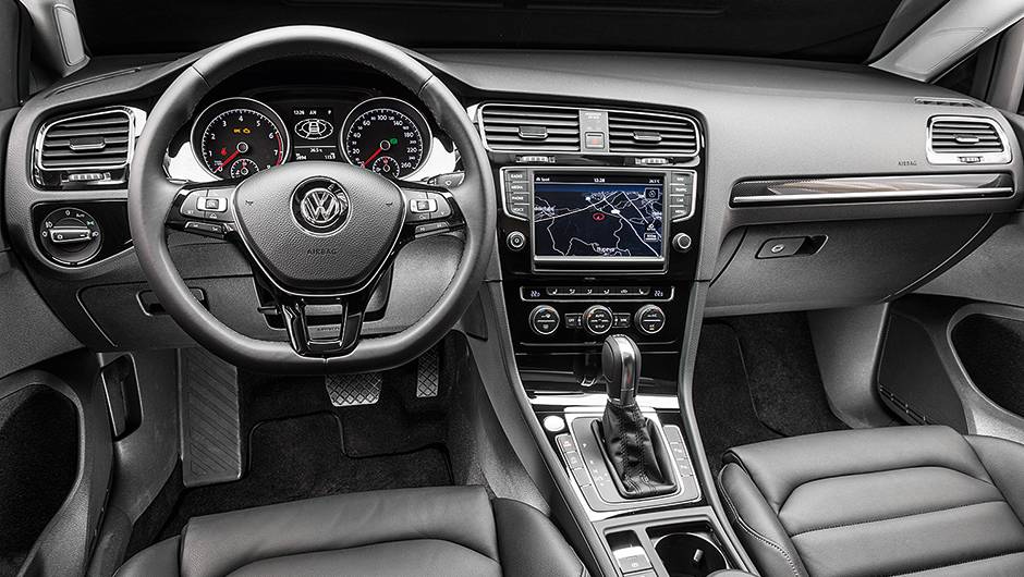 Tela de 8 polegadas: opcional atrelado à compra de outros | <a href="https://beta-develop.quatrorodas.abril.com.br/carros/comparativos/audi-a3-x-vw-golf-757579.shtml" rel="migration">Leia mais</a> Tela de 8 polegadas: opcional atrelado à compra de outros | <a href="https://beta-develop.quatrorodas.abril.com.br/carros/comparativos/audi-a3-x-vw-golf-757579.shtml" rel="migration">Leia mais</a>