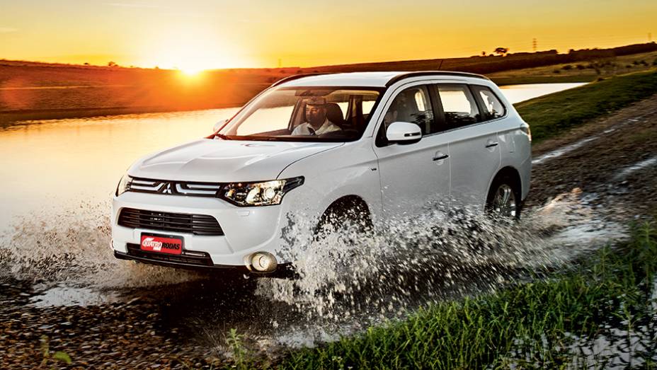 A grade mais delicada e estreita deixa a frente menos agressiva | <a href="https://beta-develop.quatrorodas.abril.com.br/carros/testes/mitsubishi-outlander-gt-v6-3-0-757583.shtml" rel="migration">Leia mais</a>