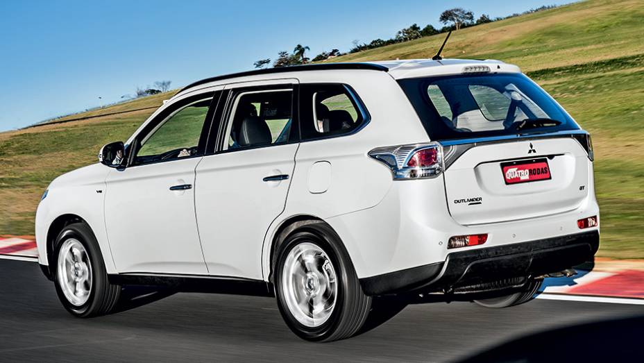Lanternas com lente transparente: gosto duvidoso | <a href="https://beta-develop.quatrorodas.abril.com.br/carros/testes/mitsubishi-outlander-gt-v6-3-0-757583.shtml" rel="migration">Leia mais</a>