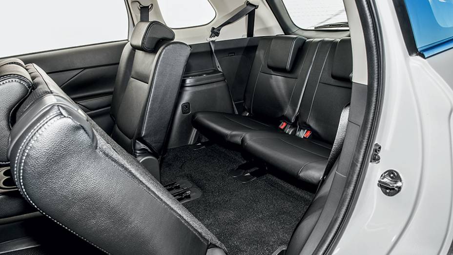 Segunda fileira de bancos corre em trilhos para dar acesso aos dois bancos no porta-malas,... | <a href="https://beta-develop.quatrorodas.abril.com.br/carros/testes/mitsubishi-outlander-gt-v6-3-0-757583.shtml" rel="migration">Leia mais</a>