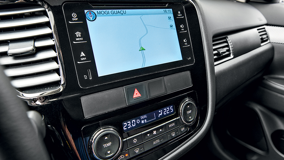LCD &eacute; de alta defini&ccedil;&atilde;o, mas a resposta aos toques &eacute; um pouco lenta | <a href="https://beta-develop.quatrorodas.abril.com.br/carros/testes/mitsubishi-outlander-gt-v6-3-0-757583.shtml" rel="migration">Leia mais</a>