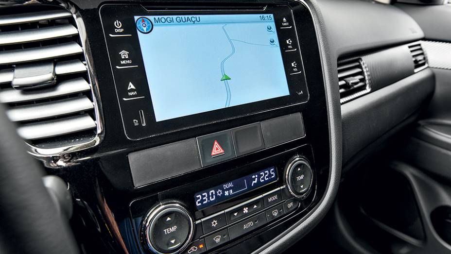 LCD &eacute; de alta defini&ccedil;&atilde;o, mas a resposta aos toques &eacute; um pouco lenta | <a href="https://beta-develop.quatrorodas.abril.com.br/carros/testes/mitsubishi-outlander-gt-v6-3-0-757583.shtml" rel="migration">Leia mais</a>