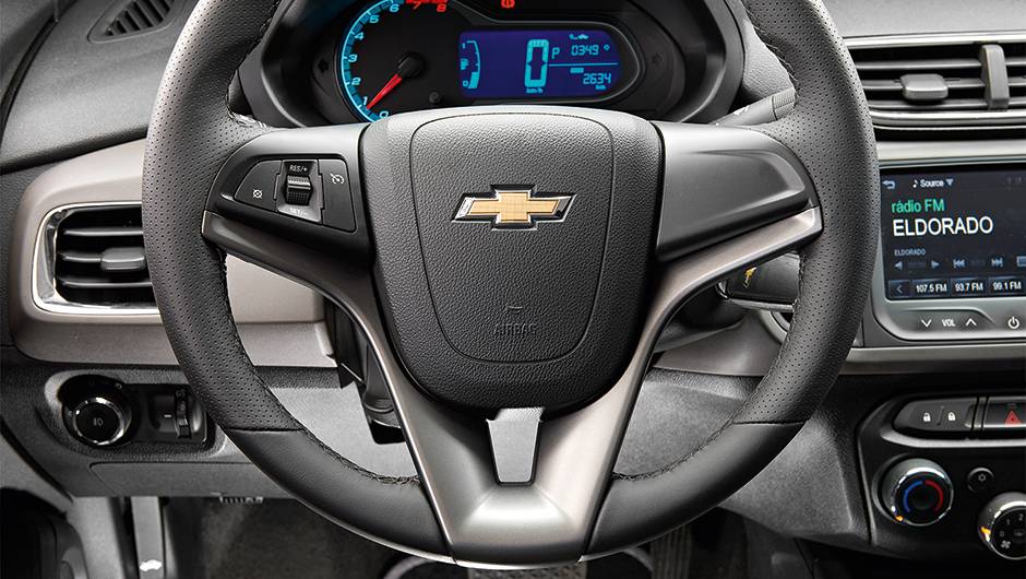 Cad&ecirc; o volante completo do Cruze? | <a href="https://beta-develop.quatrorodas.abril.com.br/carros/comparativos/cobalt-x-prisma-756506.shtml" rel="migration">Leia mais</a>