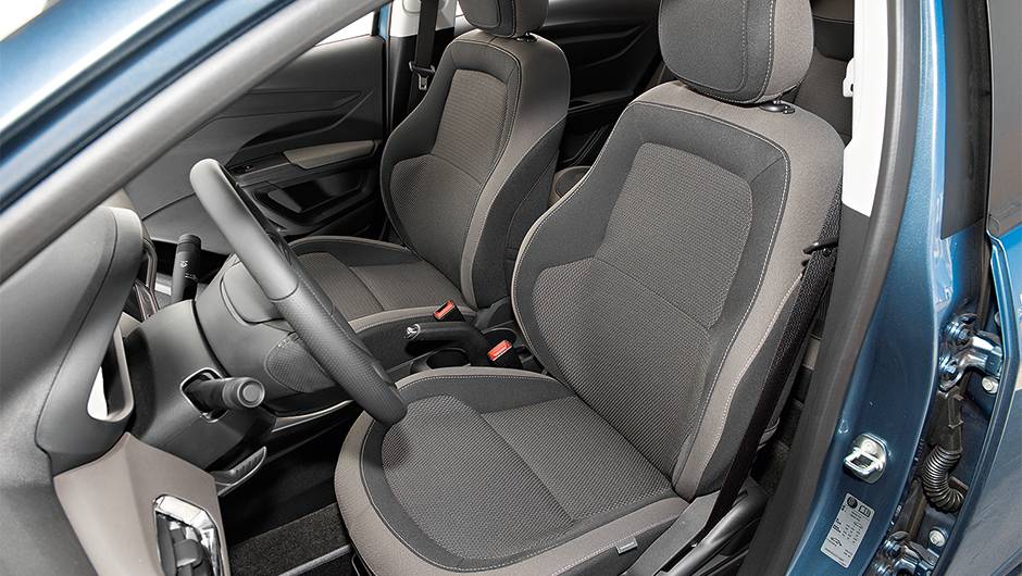 Banco em dois tons lhe d&aacute; um ar jovial | <a href="https://beta-develop.quatrorodas.abril.com.br/carros/comparativos/cobalt-x-prisma-756506.shtml" rel="migration">Leia mais</a>