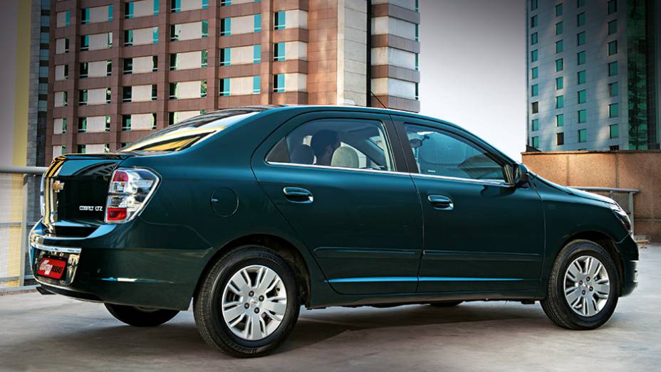 Lanterna incolor diferencia o Cobalt 1.8 das versões com motor 1.4 | <a href="https://beta-develop.quatrorodas.abril.com.br/carros/comparativos/cobalt-x-prisma-756506.shtml" rel="migration">Leia mais</a> Lanterna incolor diferencia o Cobalt 1.8 das versões com motor 1.4 | <a href="https://beta-develop.quatrorodas.abril.com.br/carros/comparativos/cobalt-x-prisma-756506.shtml" rel="migration">Leia mais</a>