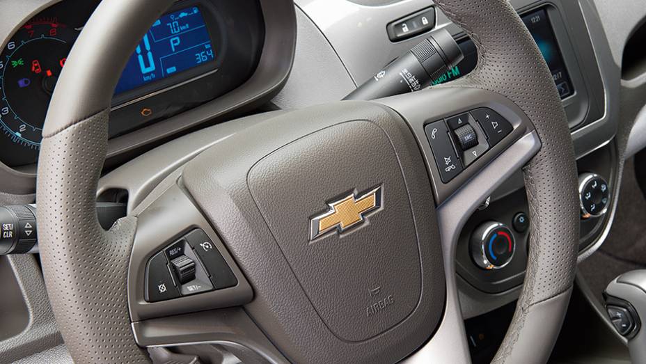 Volante multifunção é mais completo | <a href="https://beta-develop.quatrorodas.abril.com.br/carros/comparativos/cobalt-x-prisma-756506.shtml" rel="migration">Leia mais</a> Volante multifunção é mais completo | <a href="https://beta-develop.quatrorodas.abril.com.br/carros/comparativos/cobalt-x-prisma-756506.shtml" rel="migration">Leia mais</a>