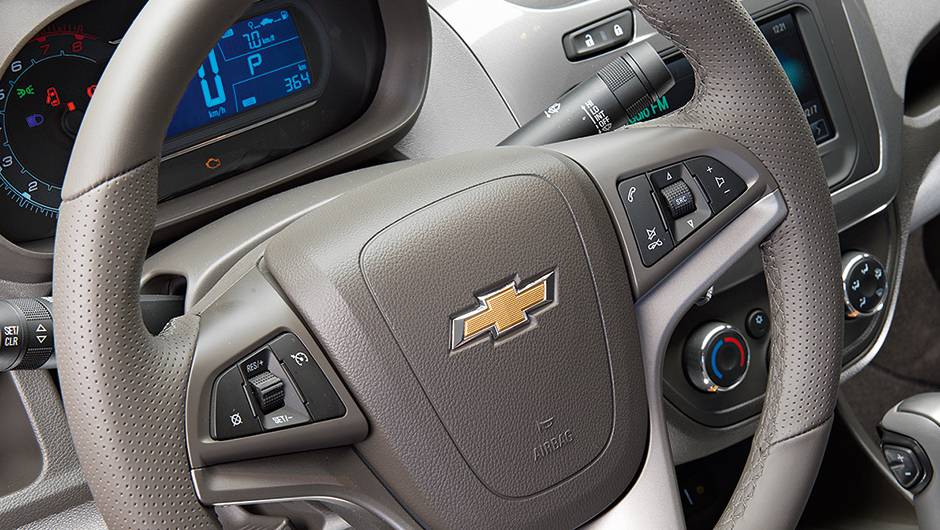 Volante multifun&ccedil;&atilde;o &eacute; mais completo | <a href="https://beta-develop.quatrorodas.abril.com.br/carros/comparativos/cobalt-x-prisma-756506.shtml" rel="migration">Leia mais</a>